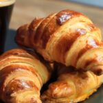 Croissant cu unt