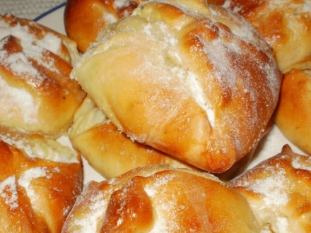 Placinta cu branza si stafide Plăcintă cu brânză dulce și stafide - imagine 1